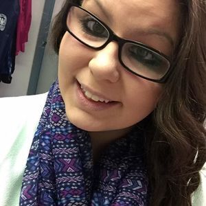 Meet your Posher, Larissa